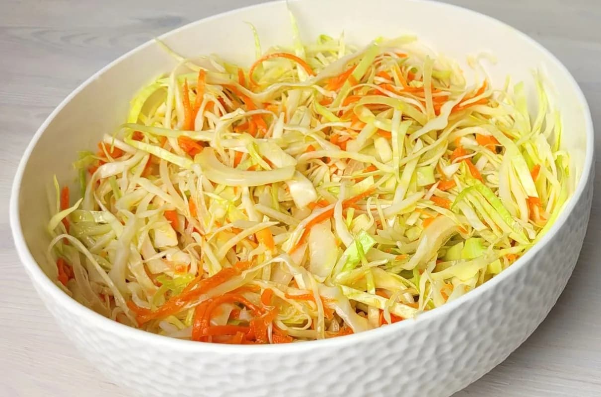 Sałatka z kapusty jak u Chińczyka – idealny przepis na każdą okazję