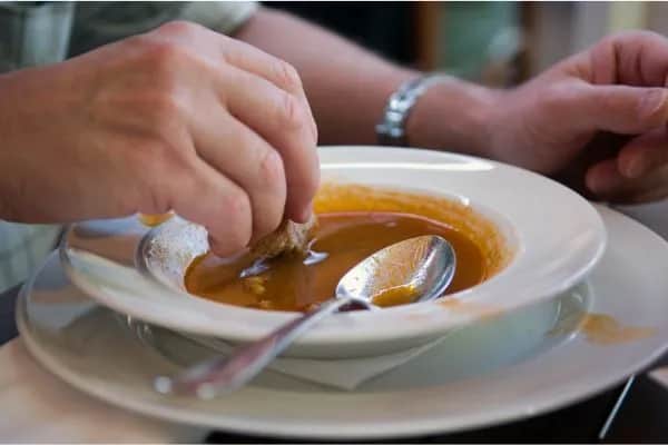 Jak jeść zupę poprawnie i uniknąć nietaktownych błędów