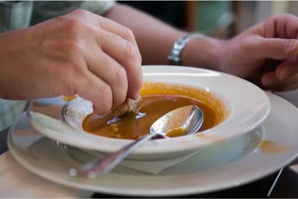 Jak jeść zupę poprawnie i uniknąć nietaktownych błędów