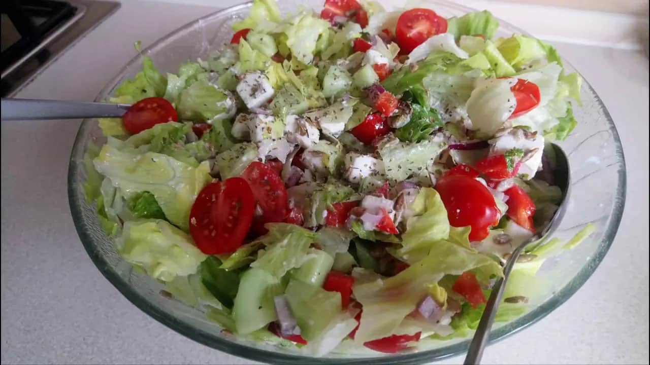 Jak zrobić sałatkę z serem feta, która zachwyci smakiem i prostotą