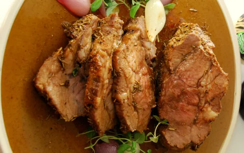 Jak zamarynować karkówkę na obiad, aby była soczysta i aromatyczna