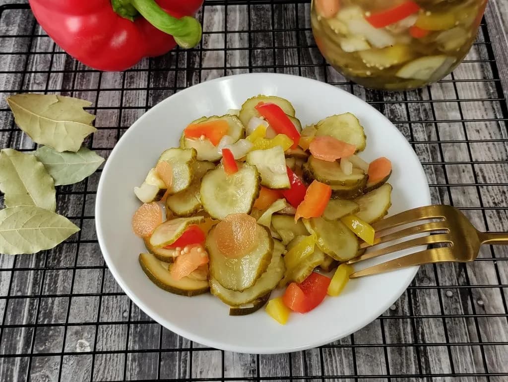 Ile pasteryzować sałatkę z ogórków, aby uniknąć zepsucia i błędów?