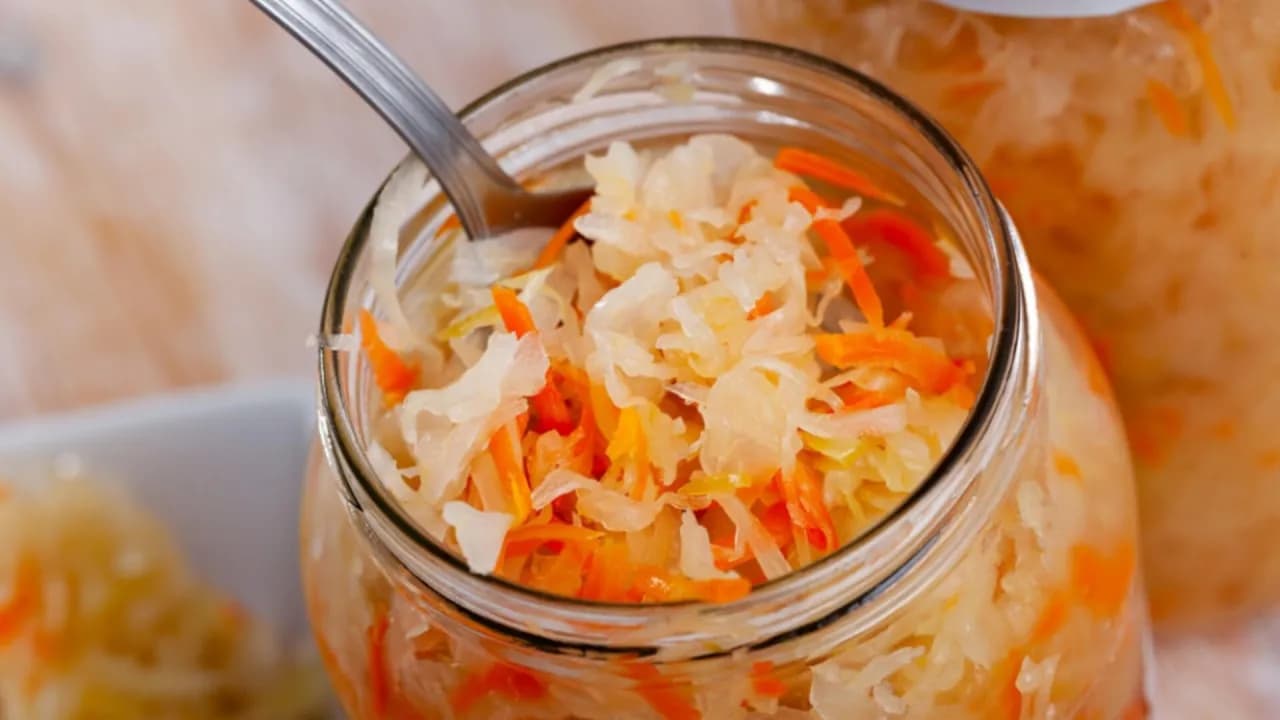 Szybka i zdrowa sałatka z kapusty kiszonej - prosty przepis na każdą okazję