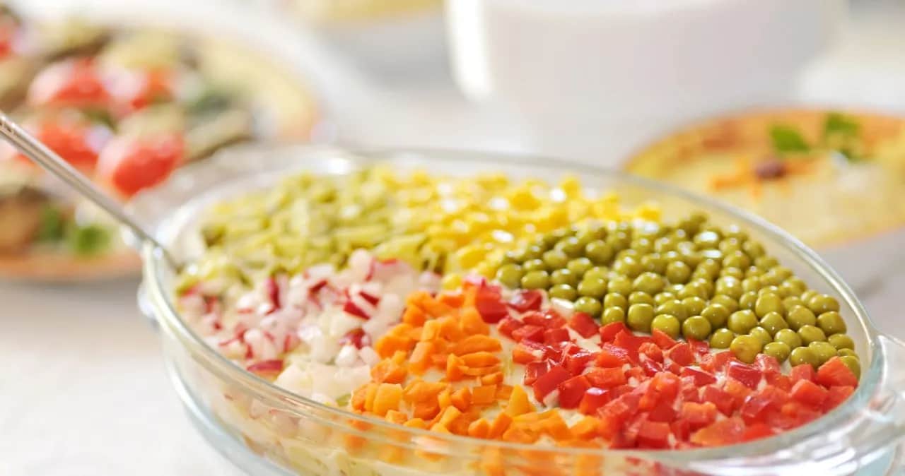 Czy sałatka jarzynowa jest lekkostrawna? Oto jak ją przygotować zdrowo