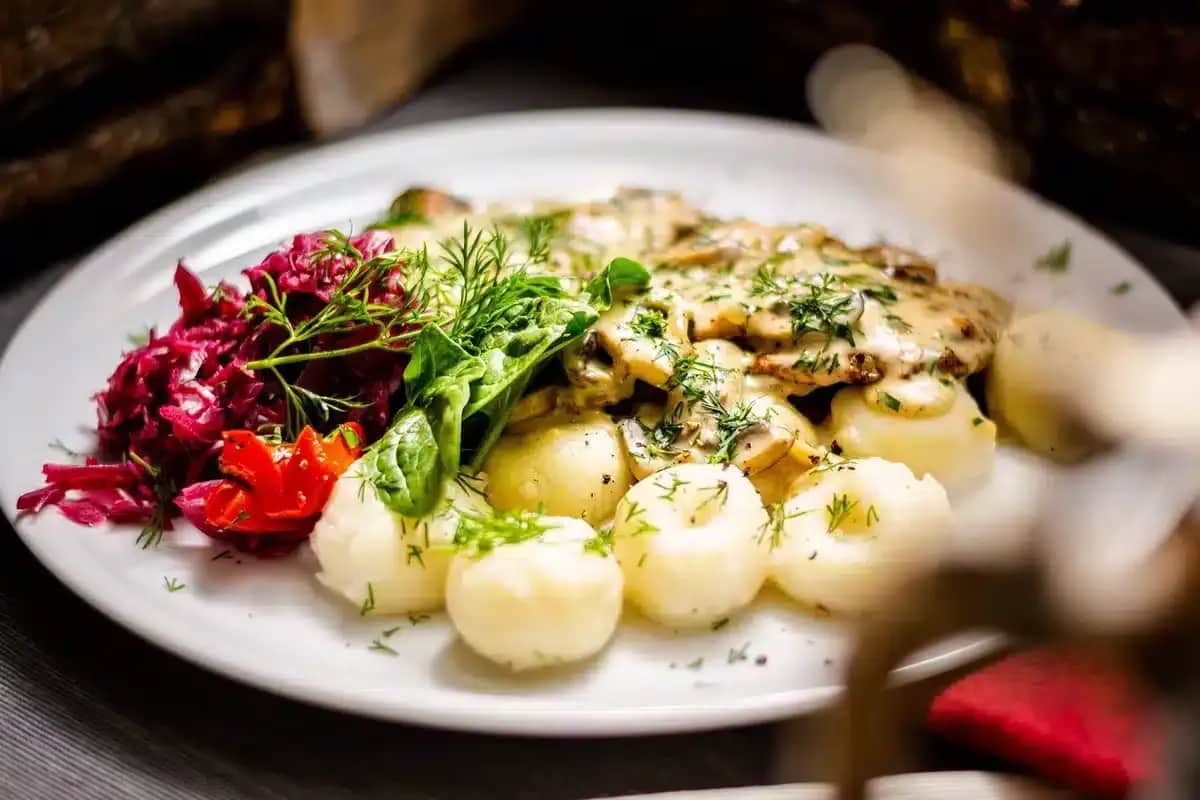 Gdzie na obiad w Warszawie? Odkryj smaki, które zachwycą!