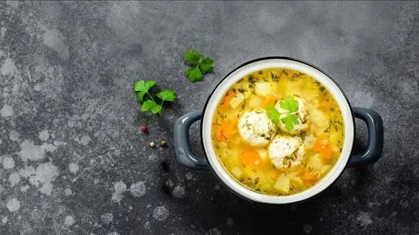 Ile zupy na osobę? Odkryj idealne porcje na każdą okazję