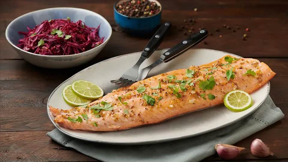 Najlepsze sałatki do łososia pieczonego, które zachwycą Twoje podniebienie