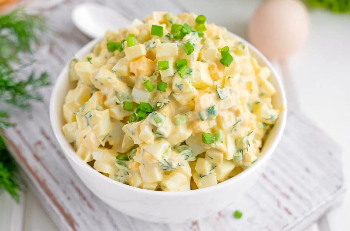 Jak zrobić sałatkę jajeczną w 20 minut – prosta i smaczna receptura