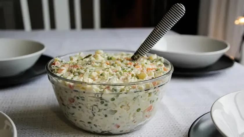 Co zrobić z nadmiarem sałatki jarzynowej? 5 kreatywnych przepisów