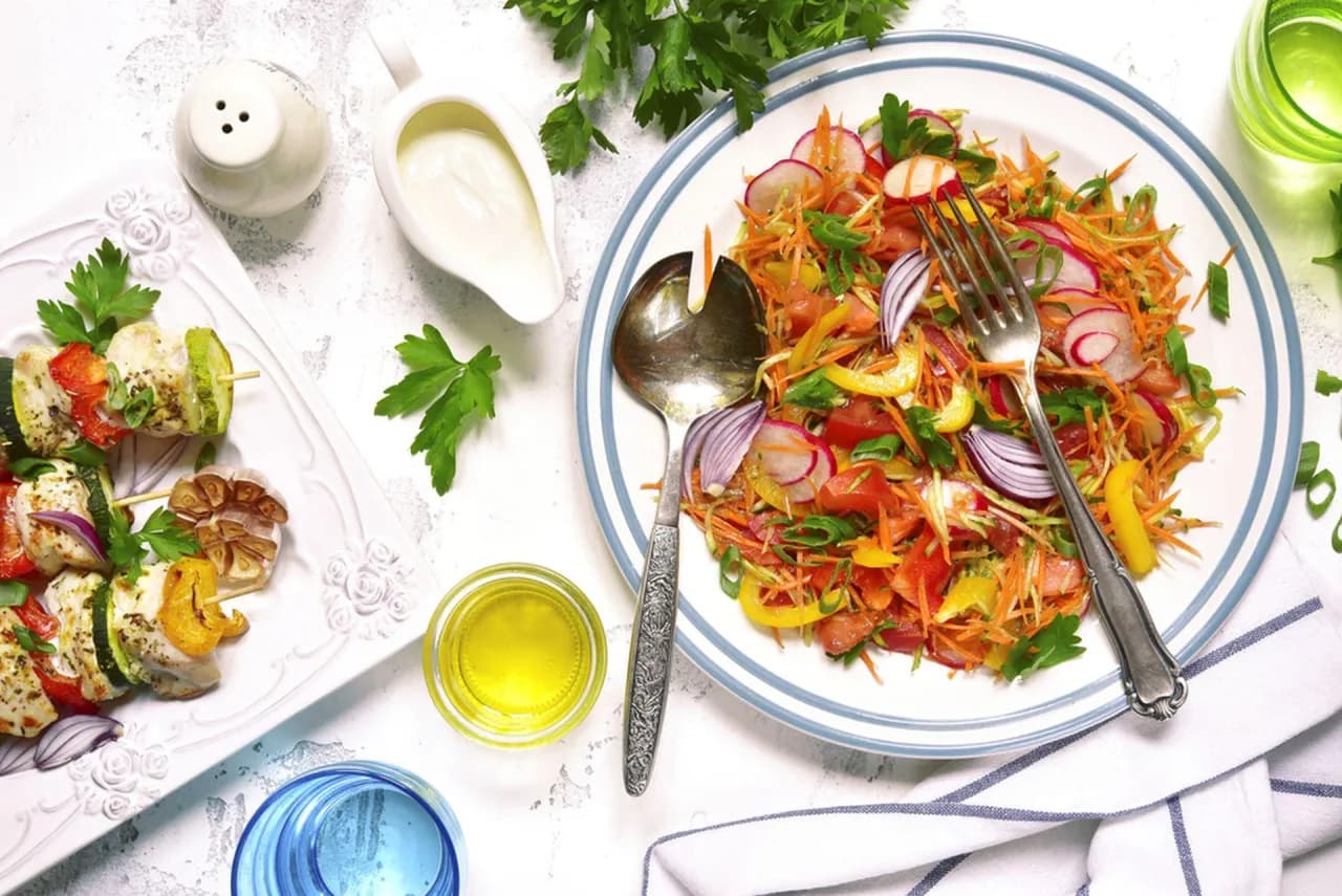 Lekkie i orzeźwiające pomysły na obiad w upalne dni, które pokochasz