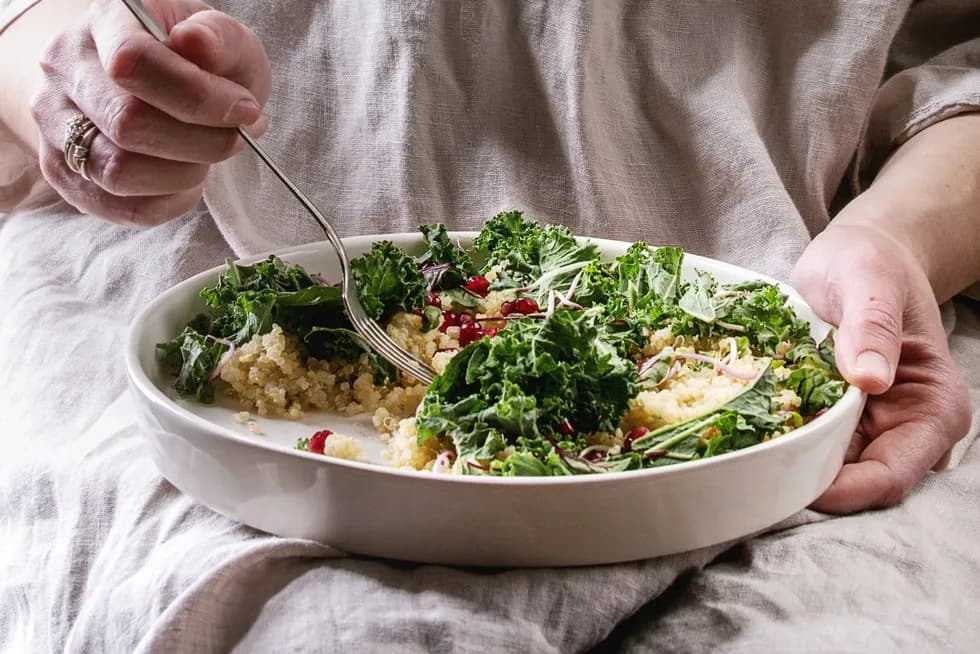 Jak zrobić sałatkę z jarmużu, która zaskoczy Twoje podniebienie