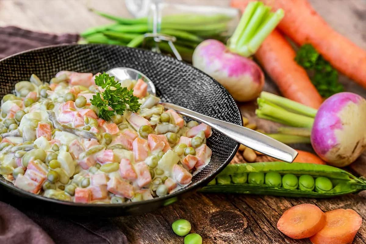 Jak długo gotować ziemniaki do sałatki jarzynowej, aby były idealne?