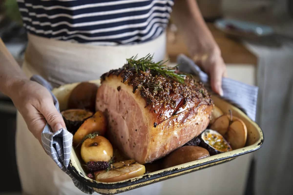 Jak upiec szynkę wieprzową na obiad, by była soczysta i aromatyczna