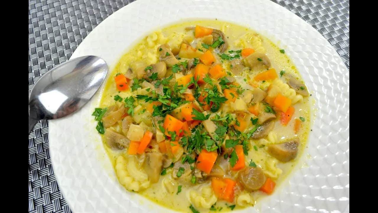 Jak się gotuje zupę pieczarkową – prosty przepis na smaczne danie