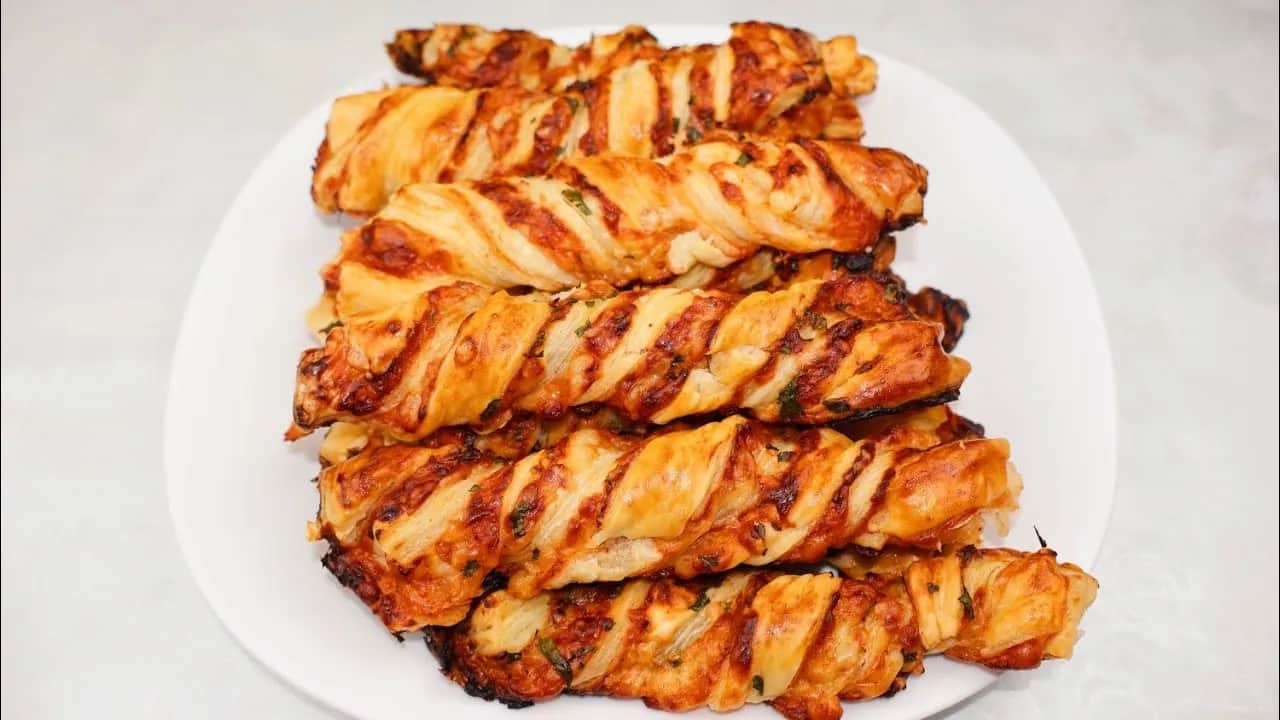 Jak zrobić przekąski z ciasta francuskiego, które zachwycą gości