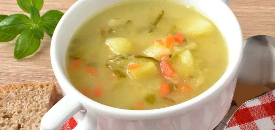 Jak ugotować zupę ogórkową – sprawdzone przepisy na idealną zupę