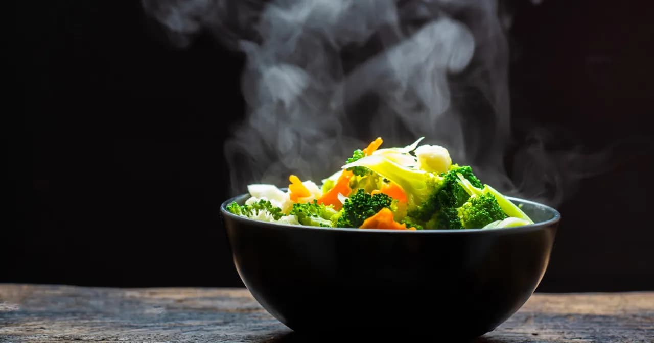 Ile gotować warzywa na sałatkę w szybkowarze, aby były idealne?