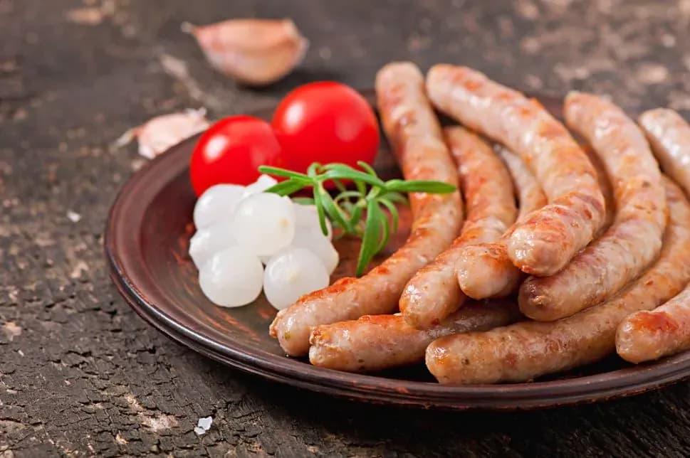 Jak długo parzyć kiełbasę surową, aby uzyskać idealny smak?