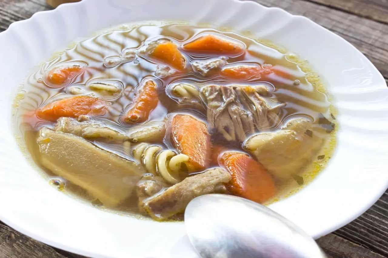 Jaką zupę na kościach wieprzowych przygotować, by zachwycić smakiem?