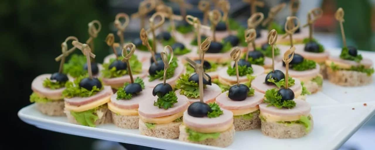 Jak ułożyć przekąski na talerzu, by zachwycić gości i uniknąć chaosu