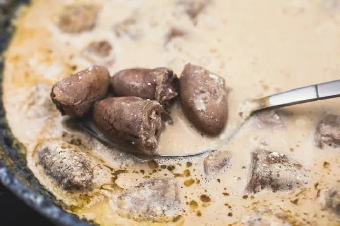 Jak przygotować serca drobiowe w sosie własnym – prosty przepis na obiad