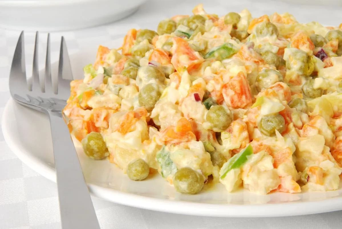 Czy można zamrozić sałatkę jarzynową? Sprawdź, co tracisz po zamrożeniu