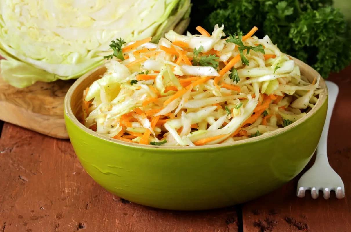 Sałatka jak z restauracji: przepisy na smakowite dania w domu