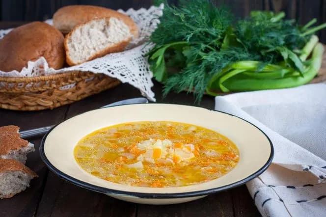 Jak zrobić zupę zacierkową - prosty przepis na smaczną potrawę