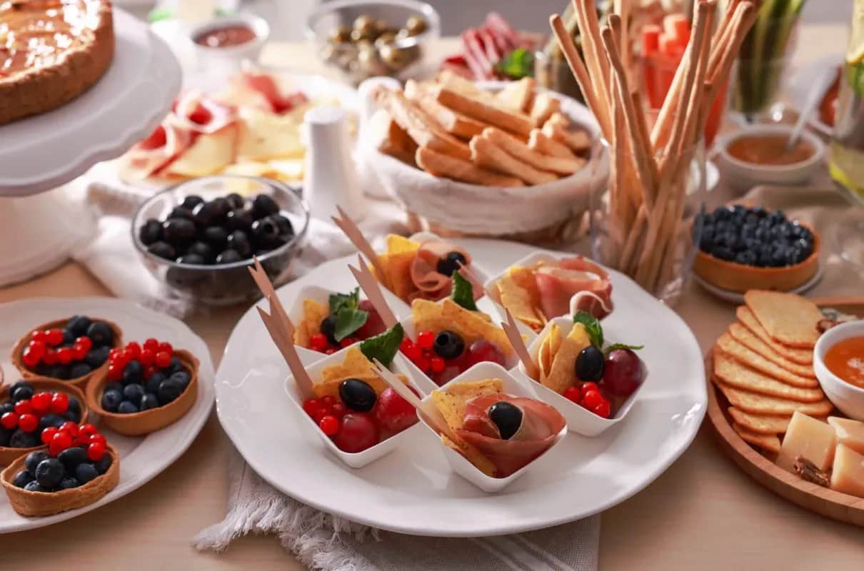 Jakie przekąski na urodziny? Sprawdź pomysły, które zachwycą gości