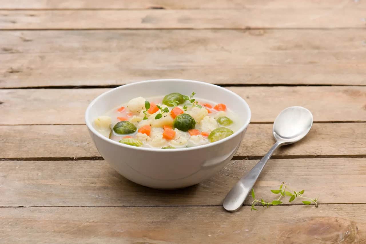 Szybka zupa jarzynowa z mrożonki – łatwy przepis na zdrowy posiłek