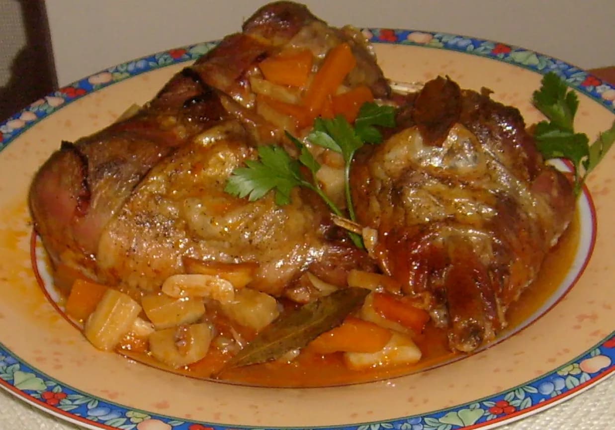 Jak długo piec golonki z indyka, aby były soczyste i chrupiące?