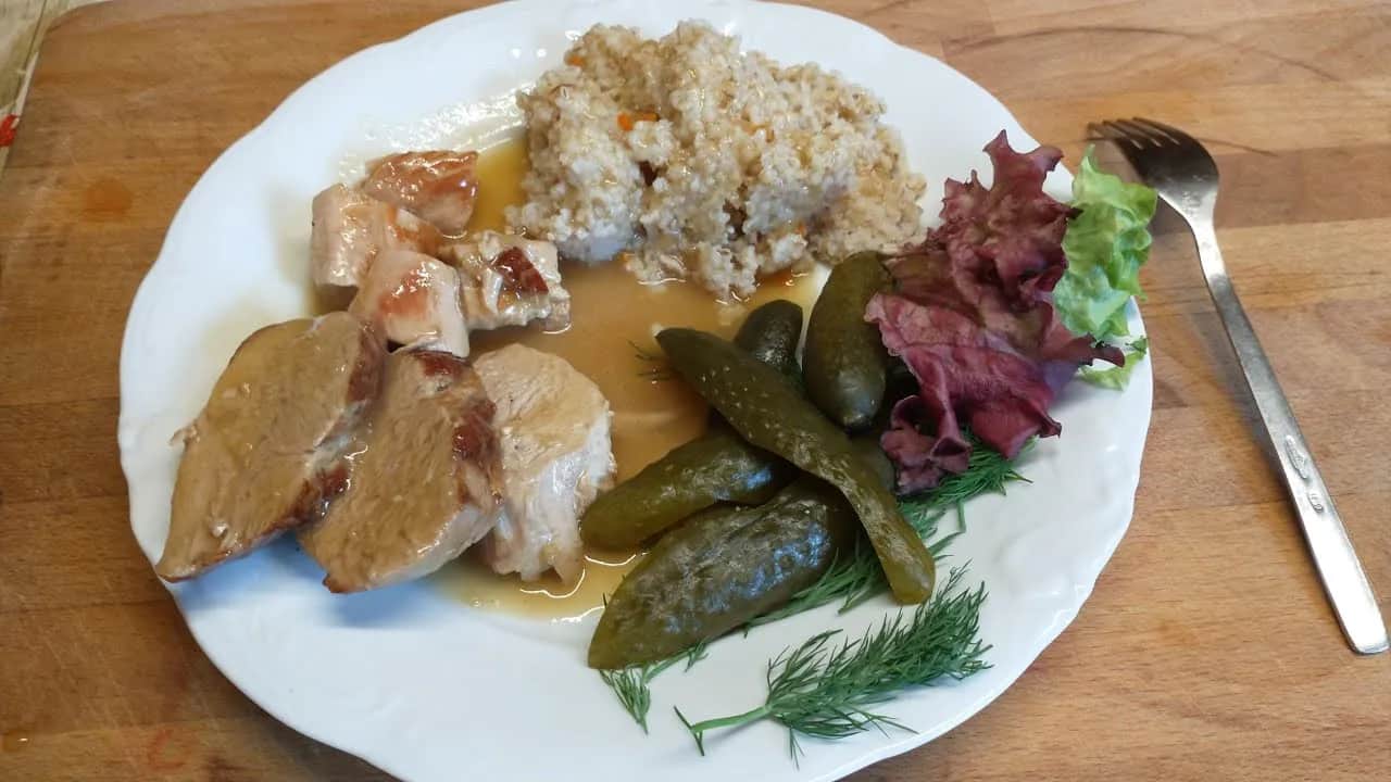 Jak zrobić gulasz z kaszą - prosty przepis na pyszne danie domowe