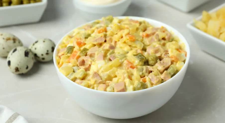 Kreatywne sposoby na podanie sałatki, które zachwycą Twoich gości