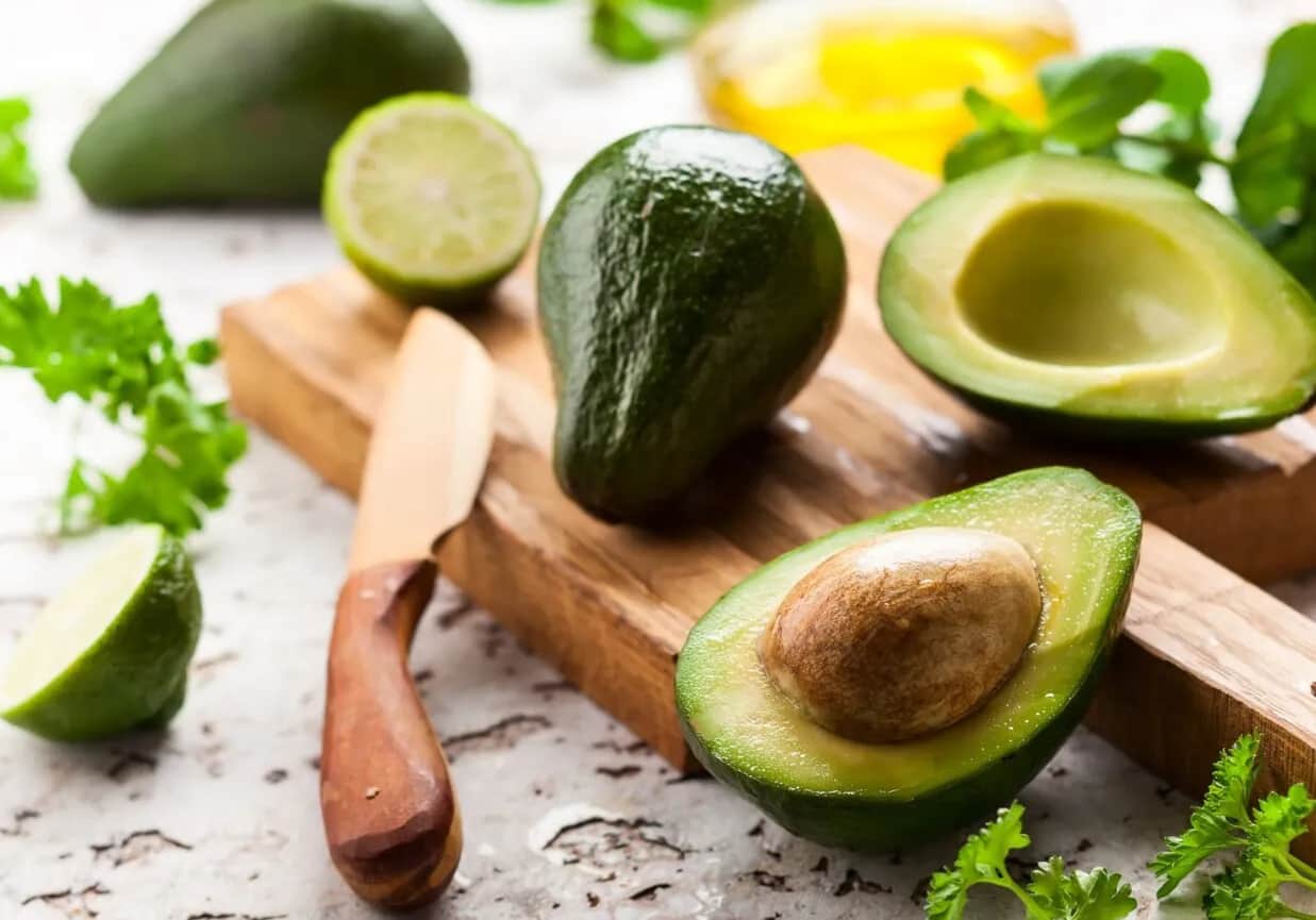 Jak obrać awokado do sałatki - proste kroki, by uniknąć brązowienia