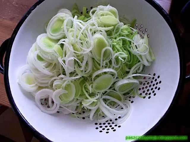 Jak sparzyć pora do sałatki, aby uniknąć gorzkiego smaku i zachować chrupkość