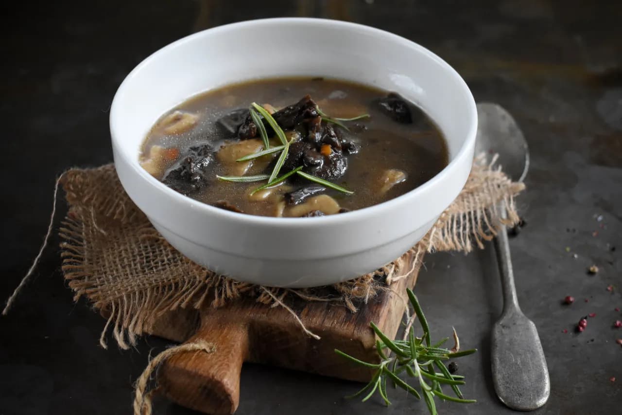 Ile kcal ma zupa grzybowa z makaronem? Zaskakujące wartości kaloryczne