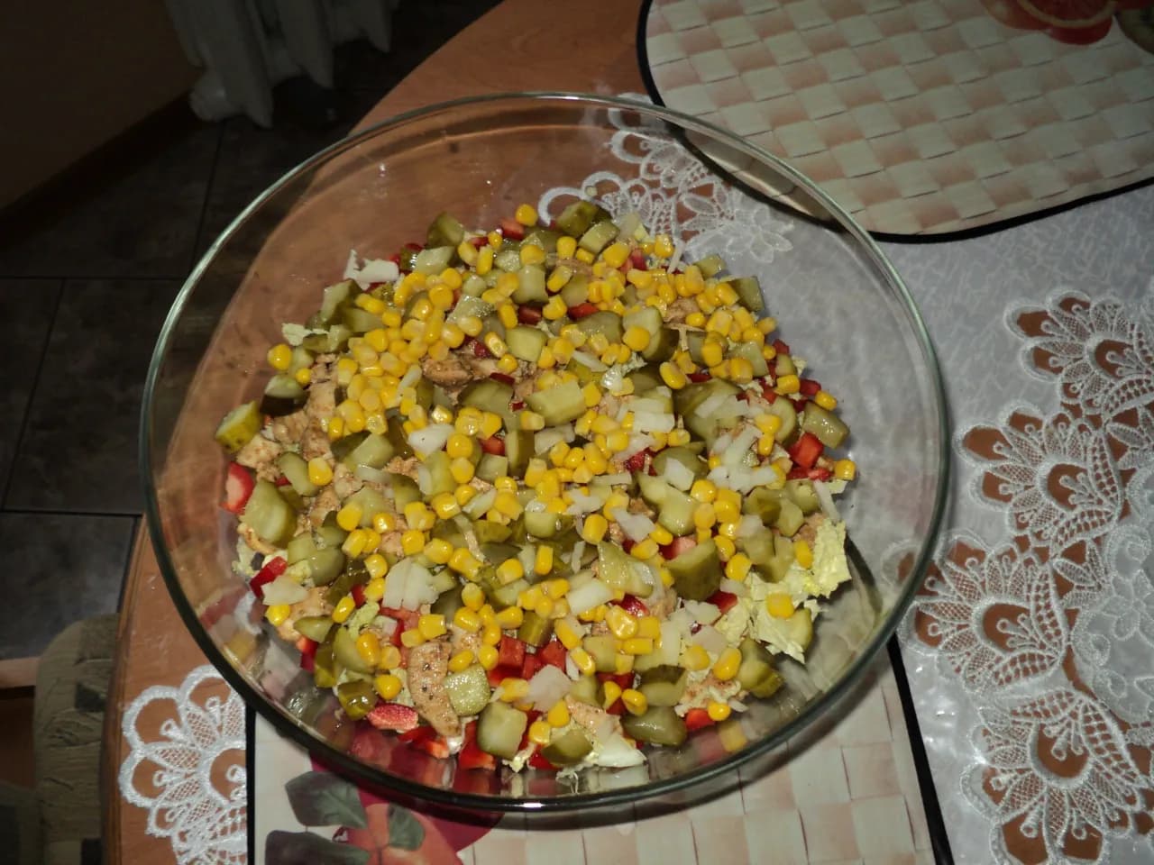 Czy sałatkę gyros można zrobić dzień wcześniej, aby zaoszczędzić czas?