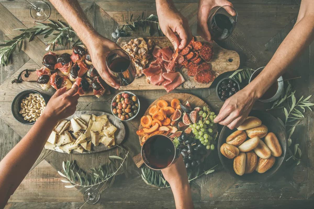 Jakie przekąski na domówkę, które zaskoczą Twoich gości?