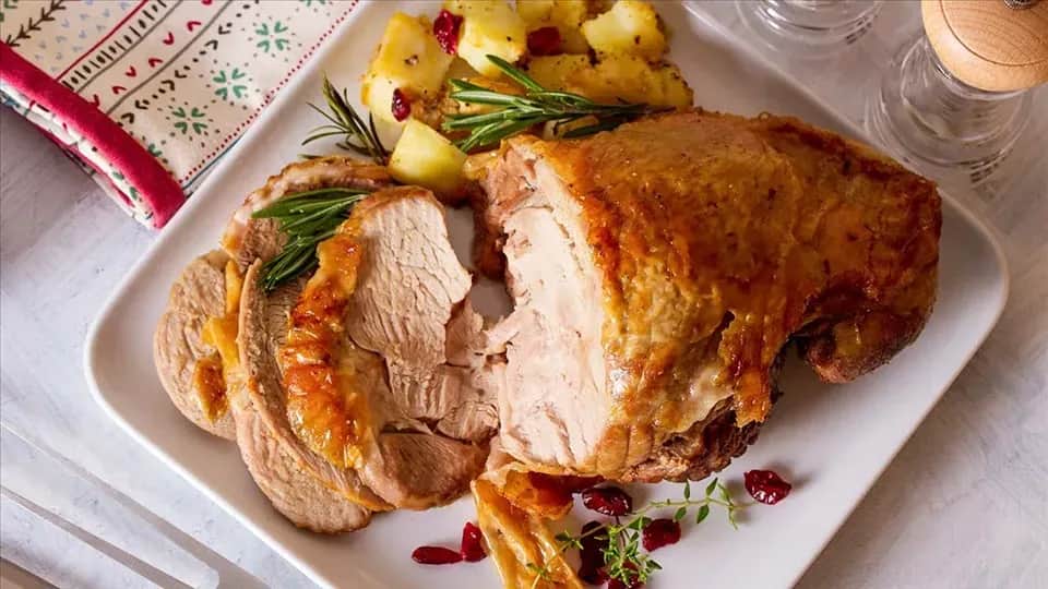 Jak zrobić udziec z indyka na obiad, aby był soczysty i aromatyczny