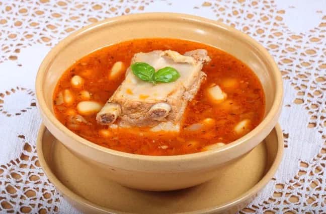 Jaką zupę na żeberkach surowych ugotować? Sprawdzone przepisy!