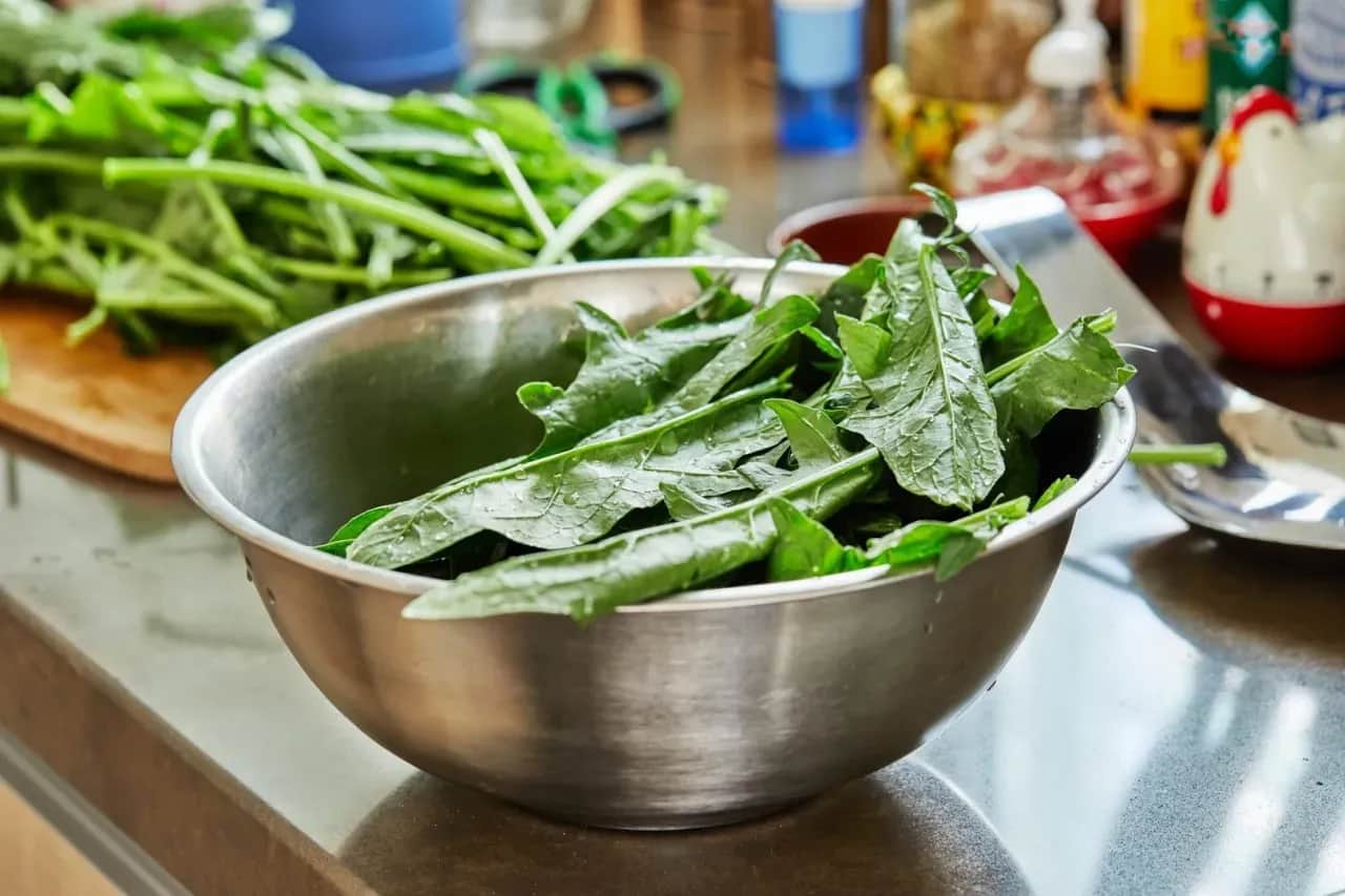 Ile kalorii ma zupa szczawiowa? Sprawdź, co wpływa na jej kaloryczność