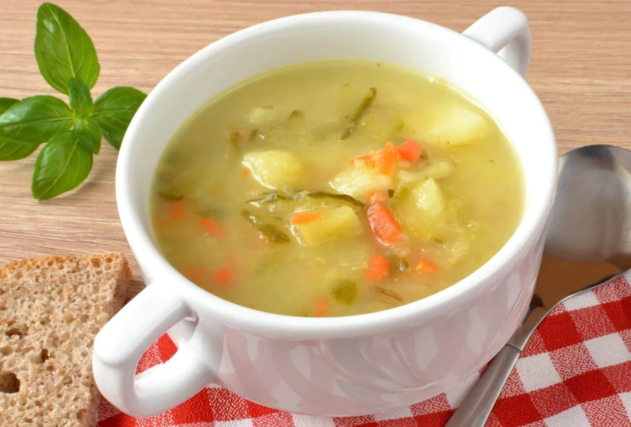 Kiedy dodać ogórki do zupy ogórkowej, by uniknąć rozczarowania smakiem?