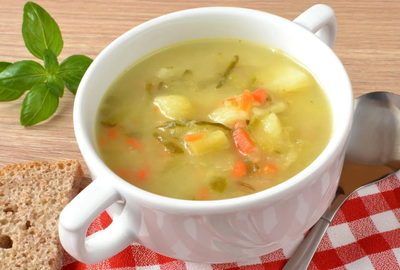 Kiedy dodać ogórki do zupy ogórkowej, by uniknąć rozczarowania smakiem?