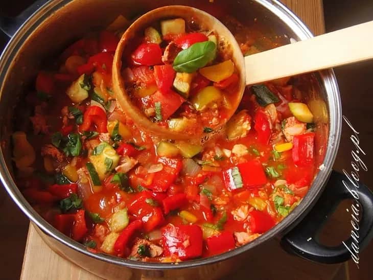 Czy leczo to zupa? Odkryj, co naprawdę oznacza to danie