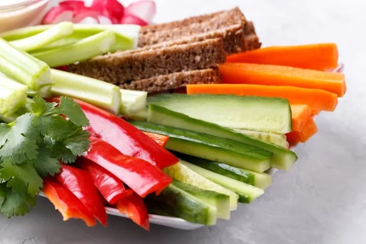 Najlepsze warzywa na przekąskę – zdrowe i łatwe do przygotowania