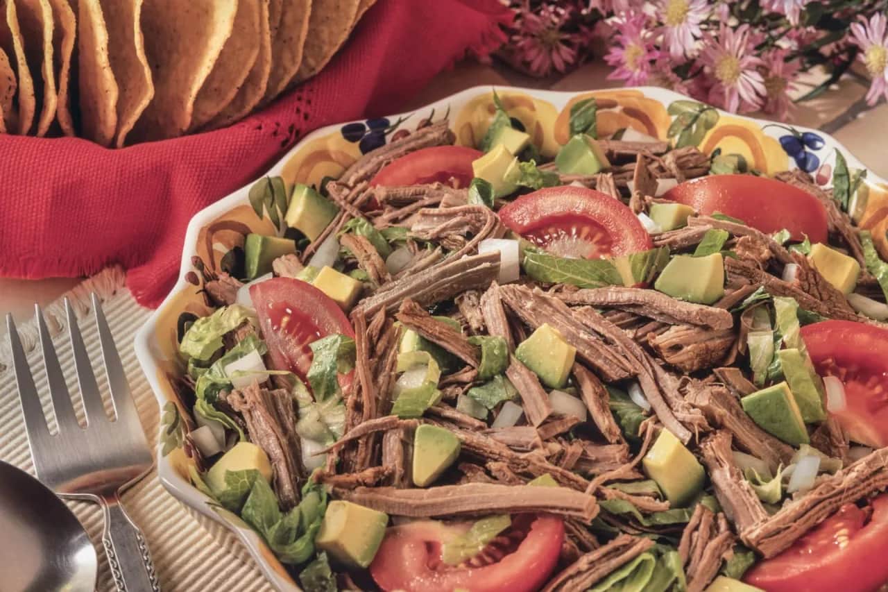 Sałatka z szarpaną wołowiną – proste przepisy na pyszne danie
