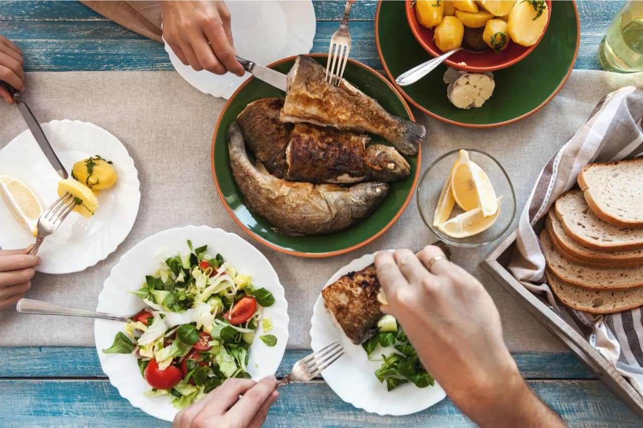 Jaką sałatkę do ryby wybrać, aby podkreślić jej smak?