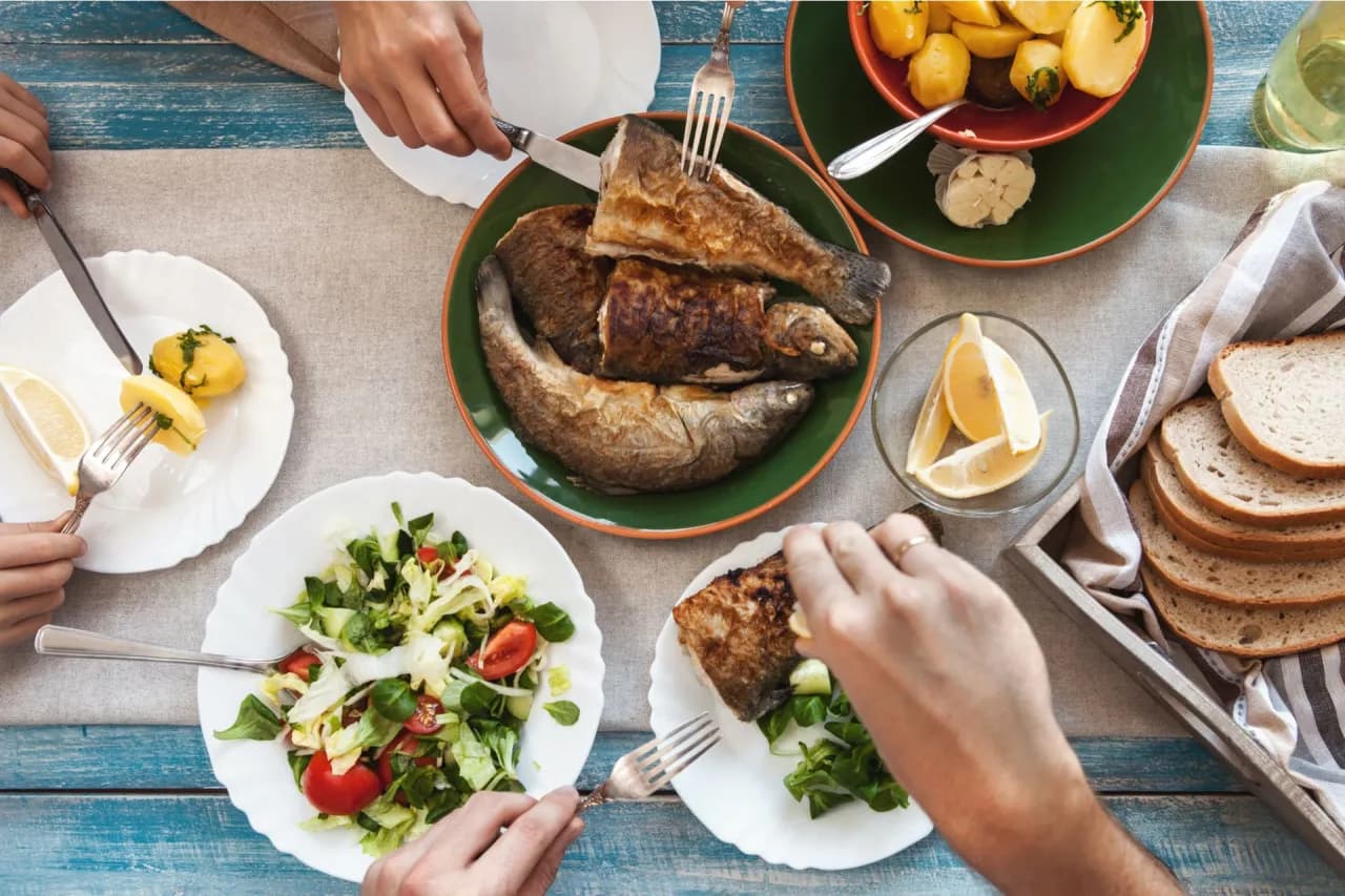 Jaką sałatkę do ryby wybrać, aby podkreślić jej smak?