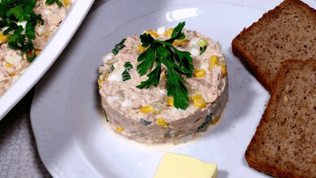 Jak zrobić sałatkę z tuńczykiem i jajkiem w 15 minut – prosty przepis