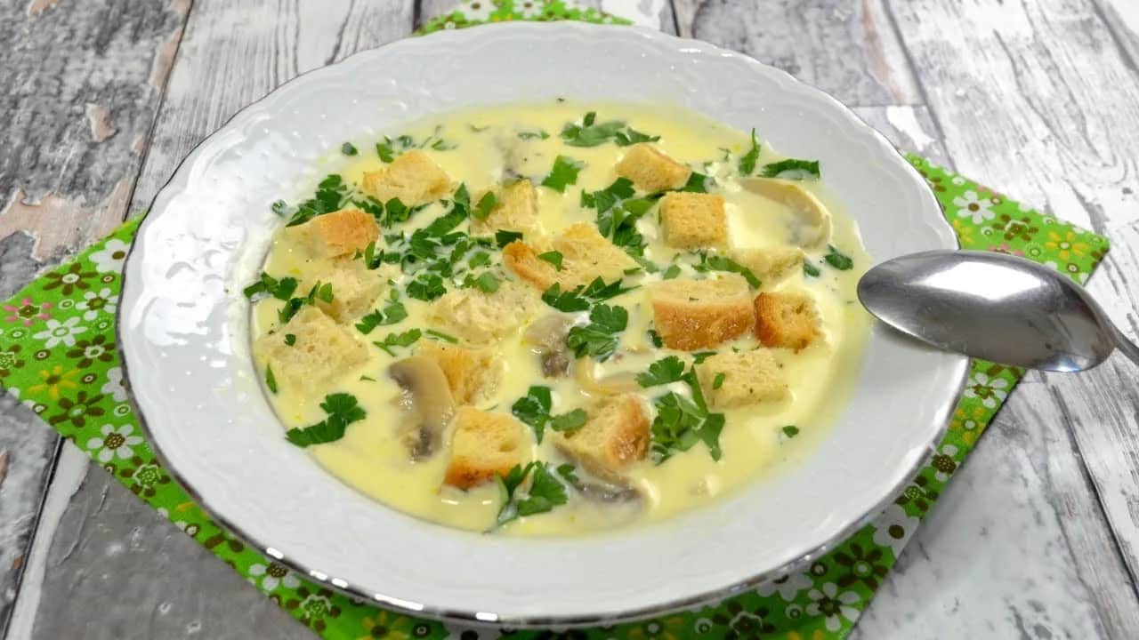 Jak zagęścić zupę serkiem topionym bez grudek i zyskać smak